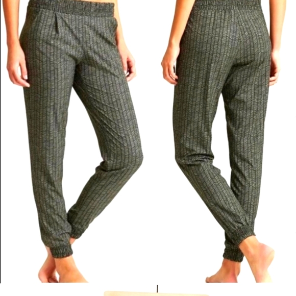 Athleta Pants - ATHLETA crop elastic pants